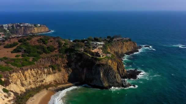 Drone Shot Flying Massive Mansion Cliff Laguna Beach California — Stockvideo