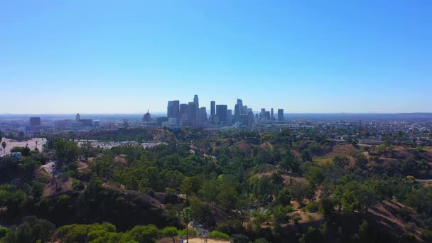 Slow Rising Drone Shot City Los Angeles Clear Blue Sky — Stockvideo