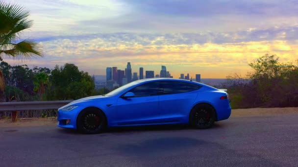 Tesla Model Skyline Beautiful Sunset — Stockvideo