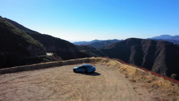 Flying Slowly Mountains Blue Tesla Model Baldy Southern California — Vídeos de Stock