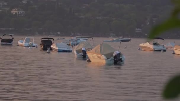 Boats Swinging Anchor Lake Garda Northern Italy Beautiful Sunset — Video Stock