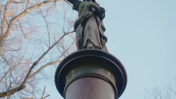 Гимбальный Снимок Статуи Ангела Надгробия Старом Готическом Кладбище Солнечный Зимний — стоковое видео