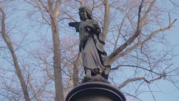 Гимбальный Снимок Статуи Ангела Надгробия Старом Готическом Кладбище Солнечный Зимний — стоковое видео