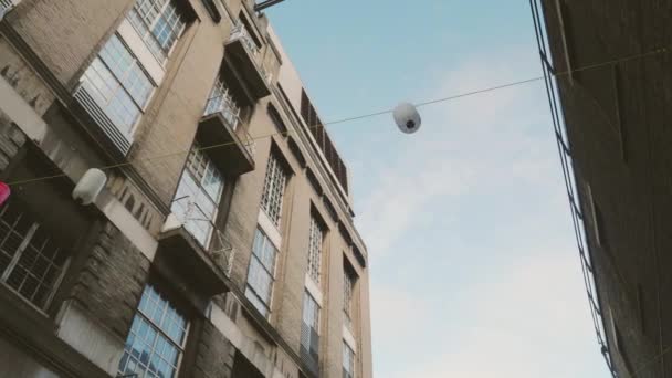 Китайські Світильники Звиваються Вітром Між Будинками Чайнатауні Лондон — стокове відео