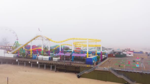 Eerie Foggy Day Santa Monica Pier Flying Left Looking Rollercoaster — Stock Video