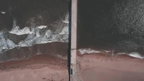 Aerial Birds Eye View Drone Footage Waves Crashing Beach Pier — Stok Video