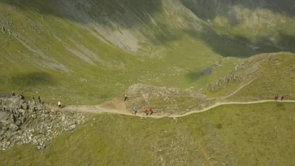 Съемка Беспилотника Людей Идущих Через Горы Районе Озера Англия — стоковое видео