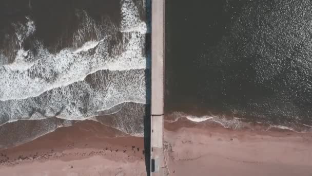 Aerial Birds Eye View Drone Footage Waves Crashing Beach Pier — Vídeo de Stock