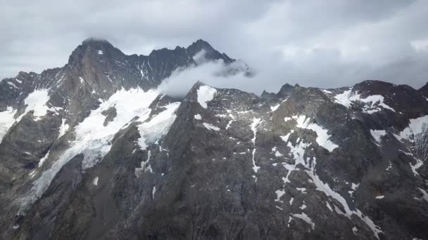 Travelling Majestic Schreckhorn Peak Swiss Alps Mountain Range Cloudy Scary — Video
