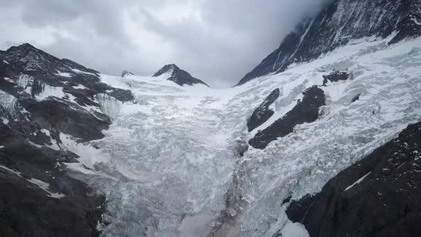 Установление Снимка Умирающего Альпийского Ледника Швейцарских Альпах Европе Облачный Страшный — стоковое видео