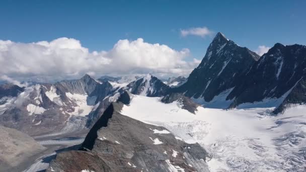 Aeriale Shot Swiss Alps Bern Region Finsteraarhorn Peak Mountain Range — Stok video