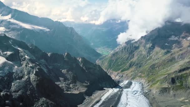 Arerial Dolly Shot Valley Grindelwald Alps Range Glacier — Stockvideo