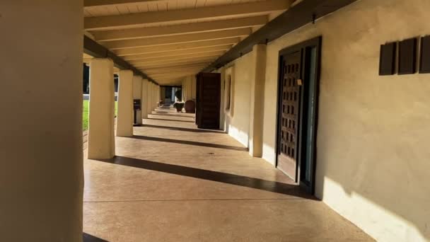 Mondavi Winery Long Outdoor Hallway Sunny Day Napa California — Wideo stockowe