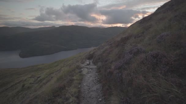 Beautiful View Narrow Path Mountains Lake District Sunset Time England – Stock-video