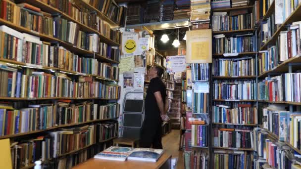 Customer Cozy Secondhand Bookshop Looking Books Bookstore Interior — Stockvideo