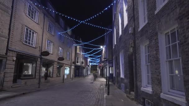 Illuminated Beautiful Old Street People Winter Lockdown Cambridge City Centre — стоковое видео