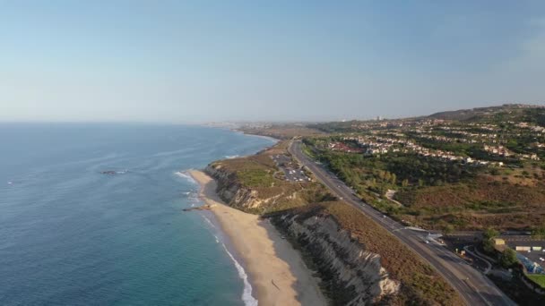 Drone Glides High Ocean Crashing Waves Revealing Amazing Luxury Homes — Stock videók