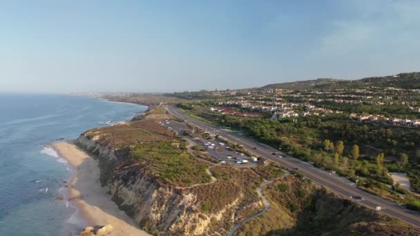 Stunning Aerial Drone Shot Gliding Ocean Luxury Homes Overlook Crashing — Stok video