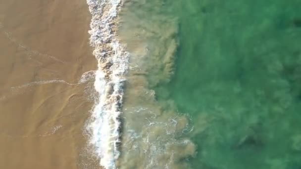 Ariel Drone Shot Crystal Clear Water Waves Crashing Sand Stunning — Wideo stockowe