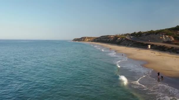 Drone Glides Beach Coast Beautiful Sunny Southern California Revealing Vacationers — Stockvideo