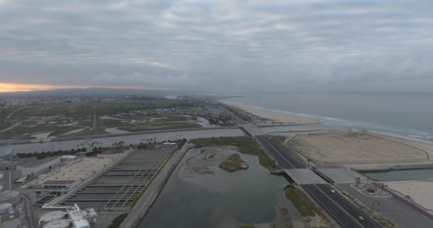 Dron Comienza Nivel Nubes Largo Del Condado Cuesta Una Planta — Vídeos de Stock
