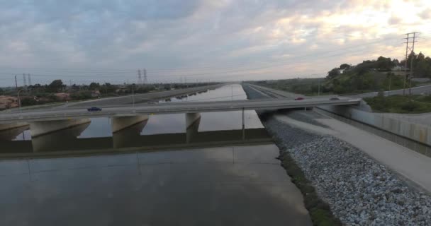 Drone Glides Sideways Body Water Cars Drive Bridge — Vídeo de stock