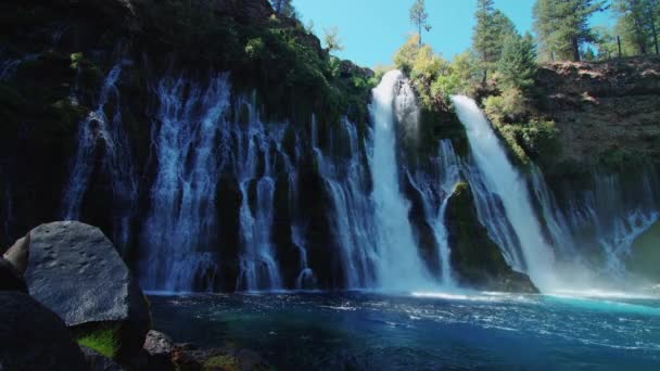 Majestatyczne Wodospady Mgła Burney Falls Kalifornia — Wideo stockowe