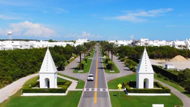 Flying Alys Beach Entrance Lot White Modern Houses Gulf Mexico — ストック動画