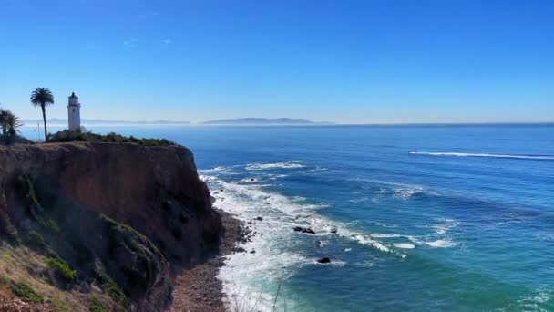 Small Boat Riding Pacific Ocean Rancho Palos Verdes Lighthouse Catalina — Vídeo de Stock