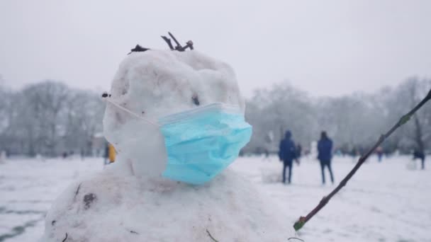 Close Snowman Corona Pandemic London — Vídeo de Stock