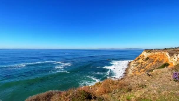 Широкий Угол Панорамы Слева Видео Волн Ударяющих Пляжу Скалах Ранчо — стоковое видео