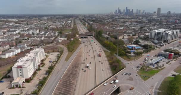 Establishing Shot Cars West Freeway Downtown Houston Background — 图库视频影像