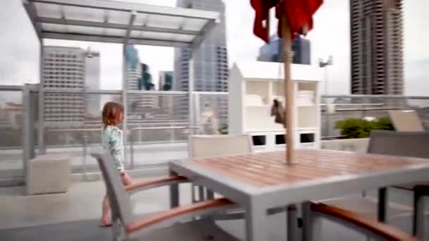 Young Girl Walking Swimming Pool Modern Urban Rooftop Pool — Video