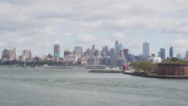 Νέα Υόρκη Skyline Θέα Από Ένα Πλοίο Από Τον Ποταμό — Αρχείο Βίντεο