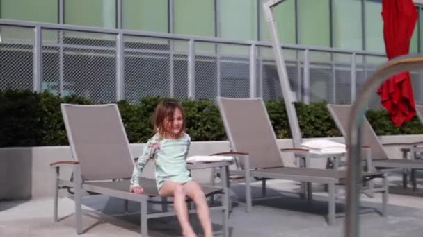Young Girl Modern Urban Rooftop Pool Decides Get Her Lounge — Stockvideo