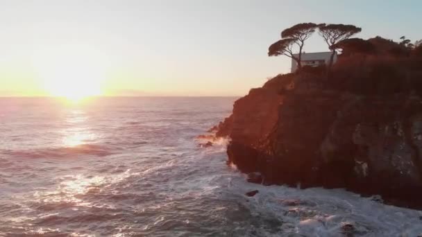 Aerial Waves Hitting Rocks Modern House Revealed Town Sestri Levante — Vídeo de Stock
