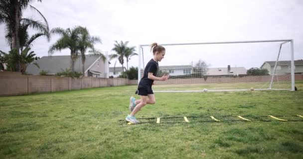 Μια Νεαρή Αθλητική Κοπέλα Κάνει Πολύ Γρήγορα Πόδια Μια Σκάλα — Αρχείο Βίντεο