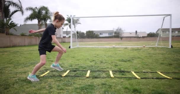 Young Athletic Girl Does Her Workout Park She Performs Mickey — Stok video