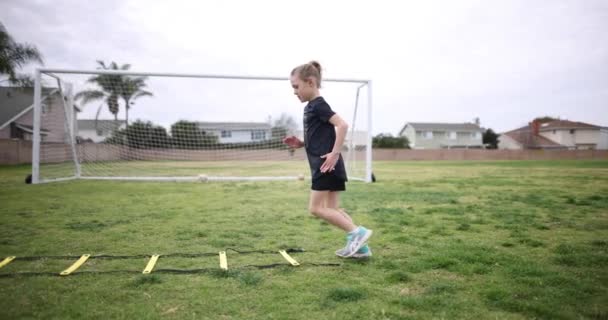 Μια Νεαρή Αθλήτρια Προπονείται Γρήγορα Πάνω Από Μια Σκάλα Ταχύτητας — Αρχείο Βίντεο