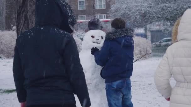 Friends Make Snowman Park London — Stockvideo