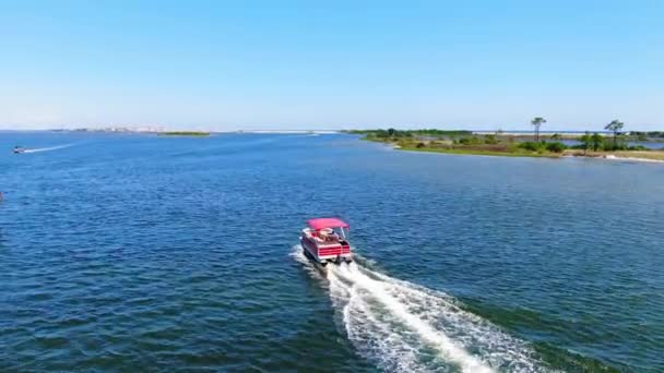 Drone Shot Pontoon Boat Cruising Sound Some Small Islands Destin — Vídeos de Stock