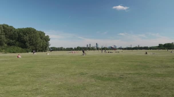 Парк Восточного Лондона Солнечный День Можем Увидеть Олимпийский Парк Вдалеке — стоковое видео