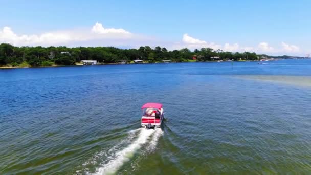 Drone Circling Pontoon Boat Cruising Sound Some Small Islands Destin — Vídeo de stock