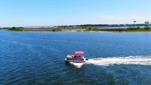 Drone Tiro Barco Pontão Cruzando Som Okaloosa Lado Destin Noroeste — Vídeo de Stock