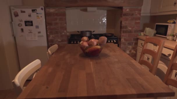 Дубовый Деревянный Кухонный Стол Стульями Стеклянной Миской Набитой Овощами Приготовления — стоковое видео