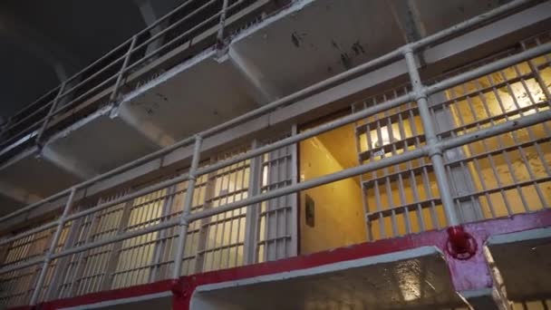Внутри Тюрьмы Алькатрас Ванна Камеры Понятие Вины Закона Свободы — стоковое видео