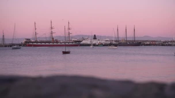 Λιμάνι Στο Σαν Φρανσίσκο Ηλιοβασίλεμα Την Ανατολή Του Ηλίου Ιστιοφόρα — Αρχείο Βίντεο