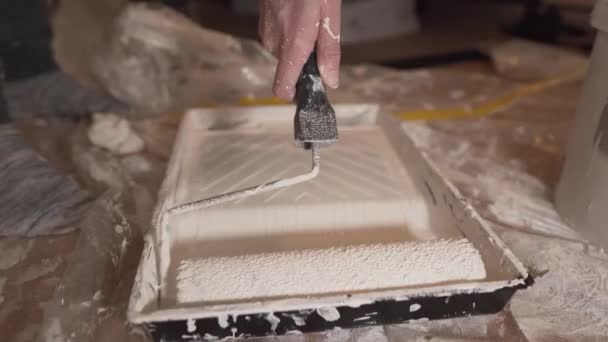 White Man Hand Rolling Extending White Paint Tray Painting Roller — ストック動画