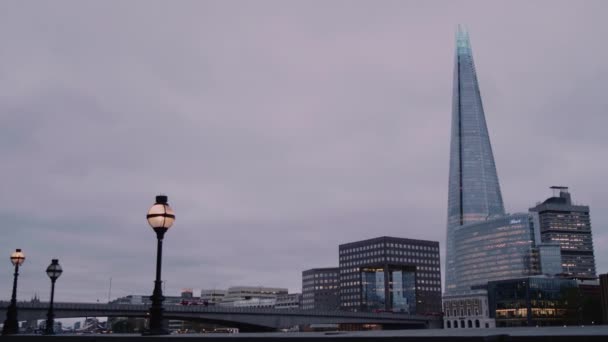Широкий Снимок Осколка Лондонского Моста Проездом — стоковое видео