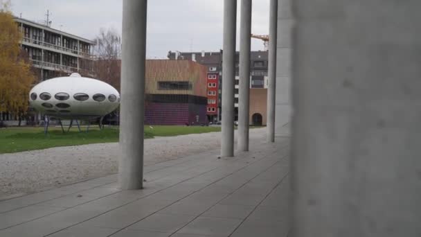 Revealing Shot Sculpture Pinakothek Der Moderne Munich Austria Panning Shot — Video Stock